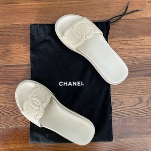Chanel slides / flat sandals